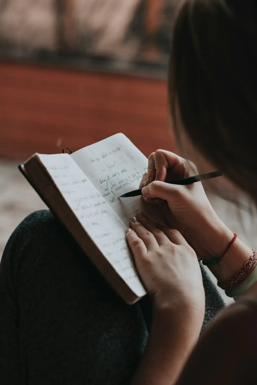 Une femme prend des notes dans un carnet