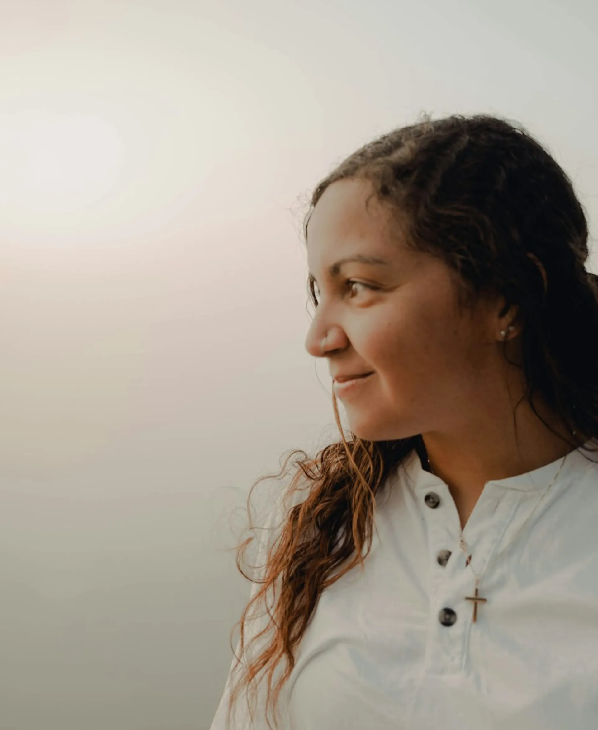 Femme souriante, portrait naturel